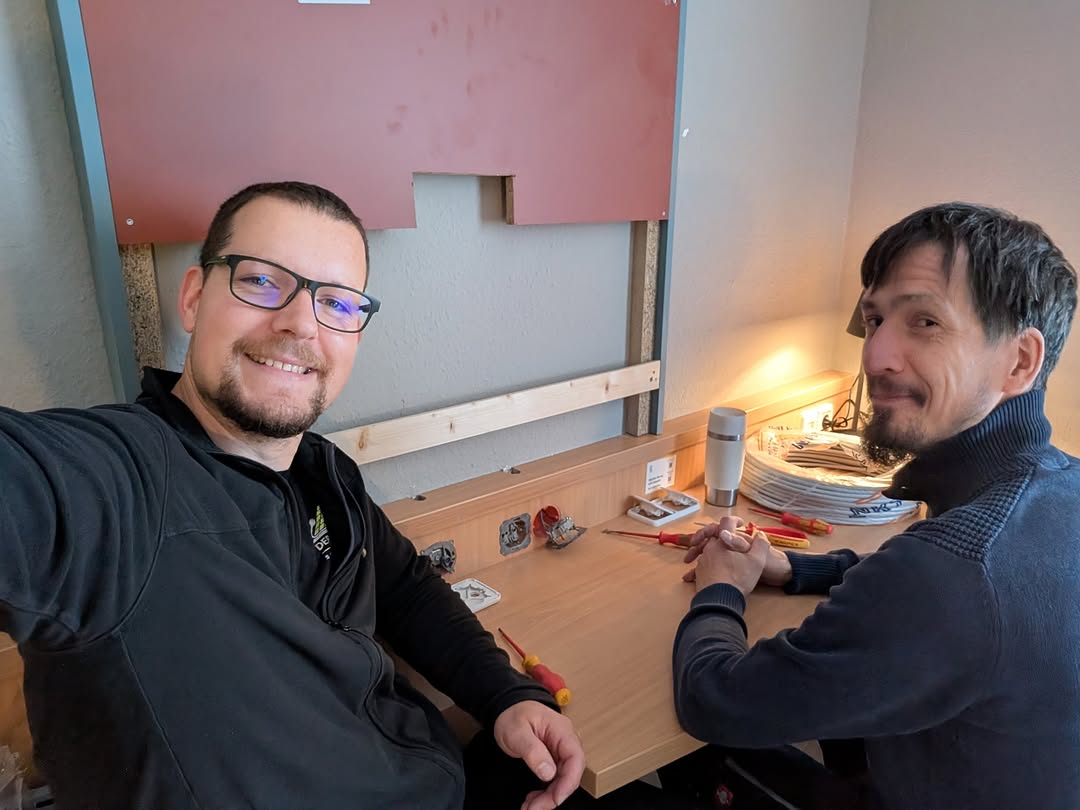 Sebastian Nasdal und sein Kollege beim Einsatz – gut gelaunt vor Ort