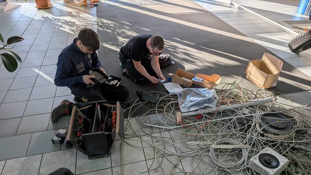 Zwei Monteure sortieren Kabel und Material auf der Baustelle